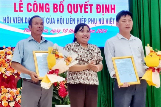 Hàm Thuận Nam: 
Kết nạp 4 hội viên danh dự vào tổ chức Hội Phụ nữ 