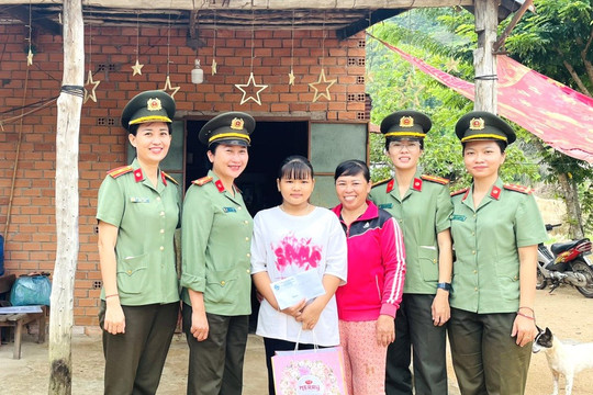 Hội Phụ nữ Công an tỉnh thăm, tặng quà 8 trẻ mồ côi 