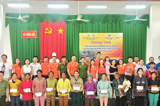 Tuyên truyền kiến thức PCCC và tặng quà cho người nghèo ở Thuận Hòa