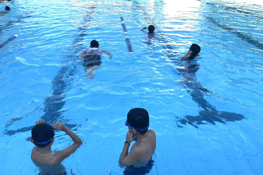 Phan Thiết: Dạy bơi miễn phí cho học sinh khó khăn 