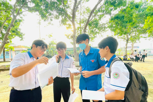 Trường THPT Lương Thế Vinh ( Hàm Thuận Nam ): Thí sinh đến điểm thi từ sớm để bước vào kỳ thi