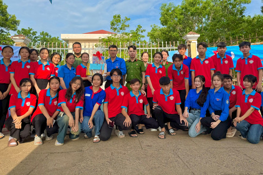 Huyện đoàn Hàm Thuận Nam: Tặng quà và hỗ trợ đội tình nguyện “Tiếp sức mùa thi” 