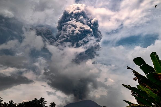Indonesia: Núi lửa Ibu phun trào mây tro nóng hai lần trong 1 giờ