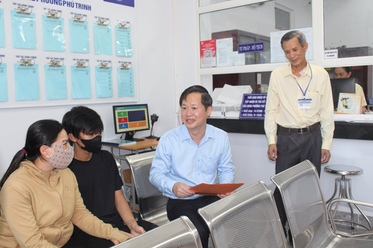 Chủ tịch UBND tỉnh kiểm tra cải cách thủ tục hành chính tại Phan Thiết