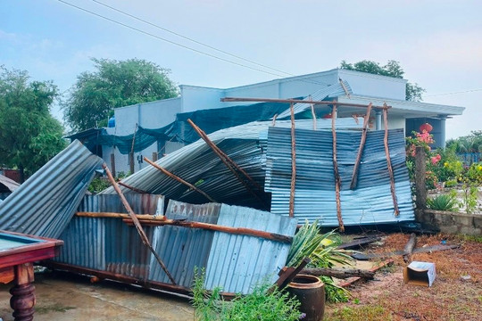 Hàm Thuận Bắc: 16 căn nhà bị hư hại do mưa lớn, lốc xoáy