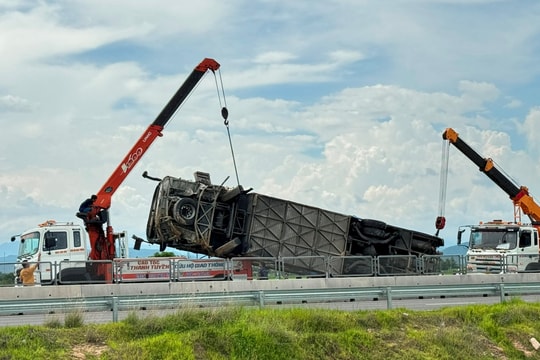 Xe chở hành khách gặp nạn trên cao tốc Vĩnh Hảo - Phan Thiết