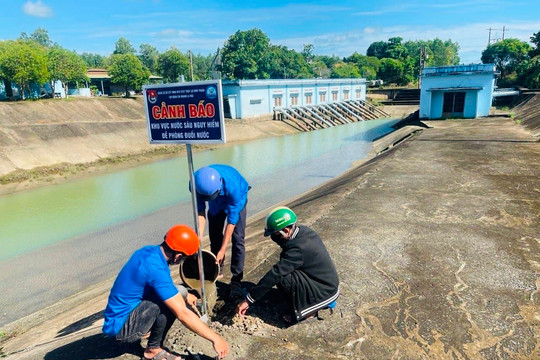 Cắm biển cảnh báo tại các tuyến kênh, hồ chứa thủy lợi