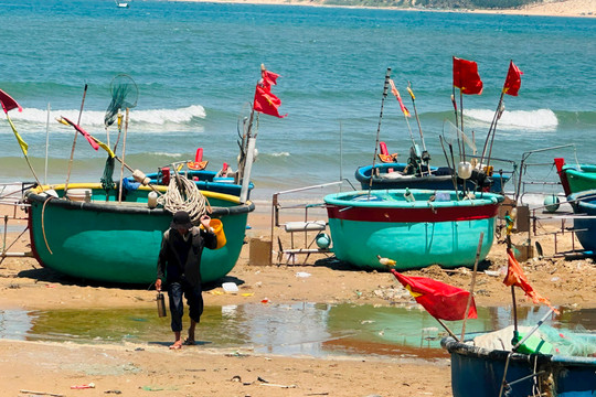 Hàm Thuận Nam: Lật thuyền thúng, 1 lao động bị sóng cuốn mất tích