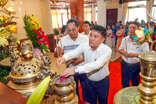 Đoàn đại biểu tham gia Ngày hội gia đình các tỉnh Đông Nam bộ dâng hoa, tưởng niệm Bác