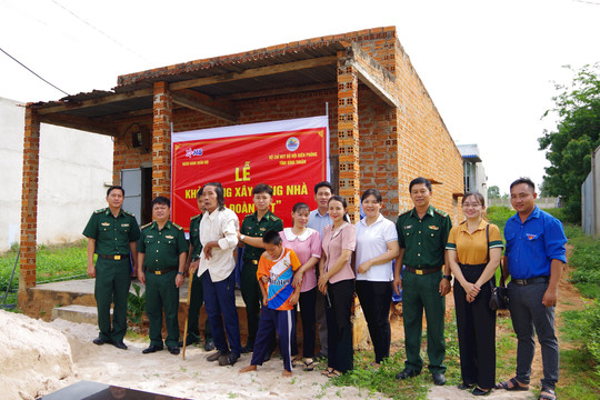Khởi công xây dựng nhà “Đại đoàn kết’ cho hộ nghèo xã Hồng Phong