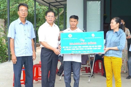 Trao nhà tình thương cho hộ nghèo ở Đức Thuận