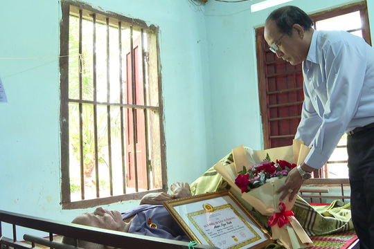 Hàm Thuận Bắc: Trao huy hiệu 50 năm tuổi Đảng cho đảng viên