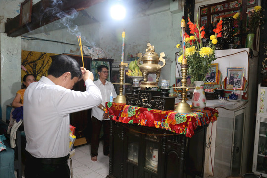 Trưởng Ban Tổ chức Tỉnh ủy thăm gia đình có công với cách mạng tại huyện Tuy Phong