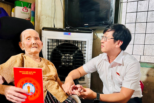 Lãnh đạo Đoàn ĐBQH tỉnh thăm, tặng quà Bà mẹ Việt Nam Anh hùng tại Bắc Bình