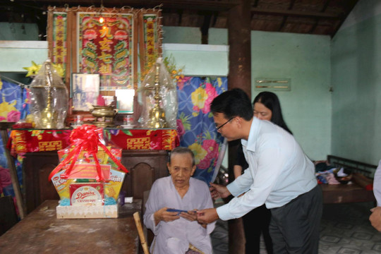 Trưởng ban Dân Vận Tỉnh ủy thăm gia đình chính sách, người có công huyện Hàm Thuận Nam