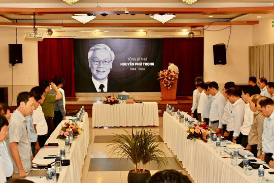Phút mặc niệm tưởng nhớ Tổng Bí thư Nguyễn Phú Trọng trong họp báo