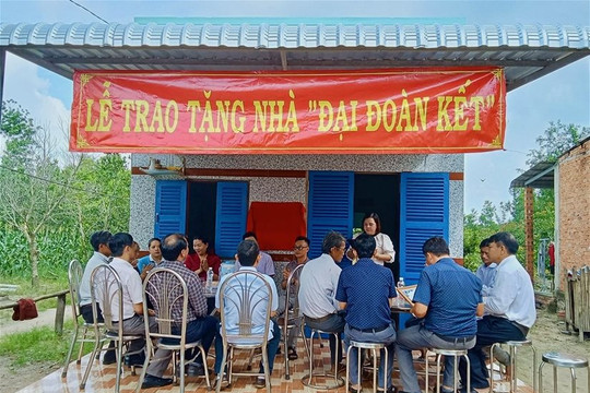 Trao nhà đại đoàn kết cho hộ nghèo xã Tân Thắng