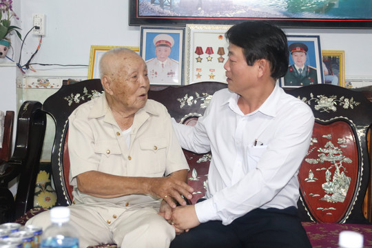 Đồng chí Nguyễn Hồng Pháp thăm, tặng quà cho đối tượng chính sách tại La Gi
