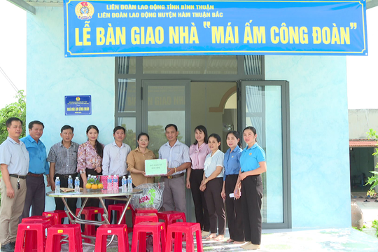 Hàm Thuận Bắc: 
Bàn giao 2 “Mái ấm công đoàn” cho đoàn viên khó khăn