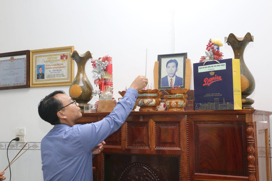 Đồng chí Đặng Hồng Sỹ thăm Mẹ Việt Nam anh hùng ở huyện Tánh Linh, Đức Linh