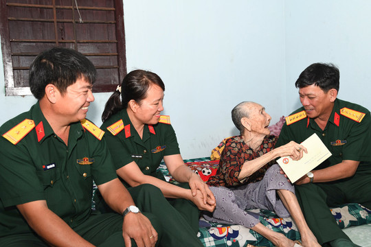Đảng ủy, Bộ CHQS tỉnh: Thăm các gia đình Mẹ Việt Nam Anh hùng, Anh hùng LLVT Nhân dân