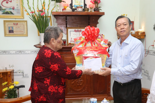 Phó Chủ tịch Thường trực UBND tỉnh thăm Mẹ Việt Nam anh hùng ở Đức Linh