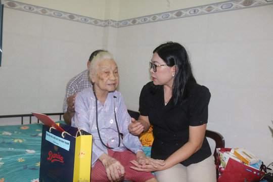 Chủ tịch Ủy ban MTTQ Việt Nam thăm mẹ Việt Nam anh hùng và gia đình chính sách tại Hàm Thuận Bắc