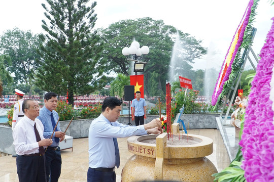 Lễ viếng các liệt sĩ và Chủ tịch Hồ Chí Minh nhân kỷ niệm 77 năm Ngày Thương binh - Liệt sĩ