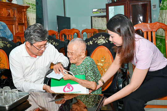 Phó Chủ tịch UBND tỉnh Nguyễn Minh  thăm, tặng quà các gia đình chính sách trên địa bàn huyện Tánh Linh, Đức Linh
