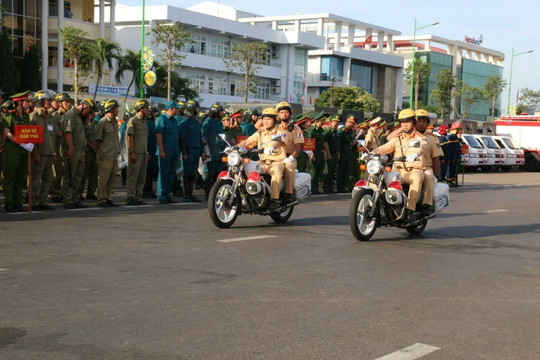 Kịp thời khen thưởng tập thể, cá nhân xuất sắc trong bảo đảm an toàn giao thông