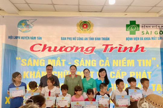 Khám mắt, trao học bổng, cấp căn cước công dân tại Hàm Tân