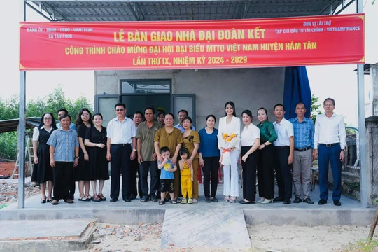 Hàm Tân bàn giao 2 căn nhà Đại đoàn kết