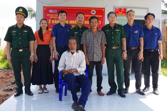 Bàn giao nhà “Đại đoàn kết” cho gia đình khó khăn