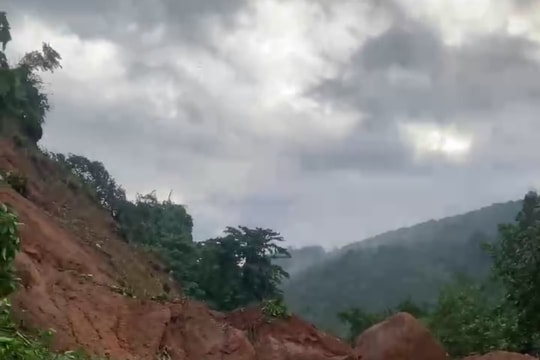 Đèo Tà Pứa bị sạt lở, giao thông đang bị gián đoạn