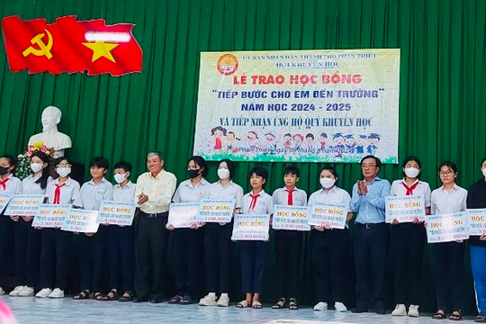 
TP. Phan Thiết:
Trao 100 suất học bổng “Tiếp bước cho em đến trường”