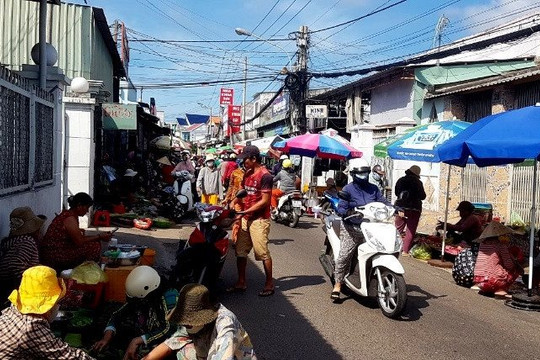 Họp chợ ở lòng đường gây tắc nghẽn giao thông