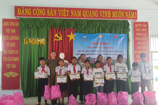 Tuy Phong: 40 suất học bổng đến với học sinh nghèo trước thềm năm học mới