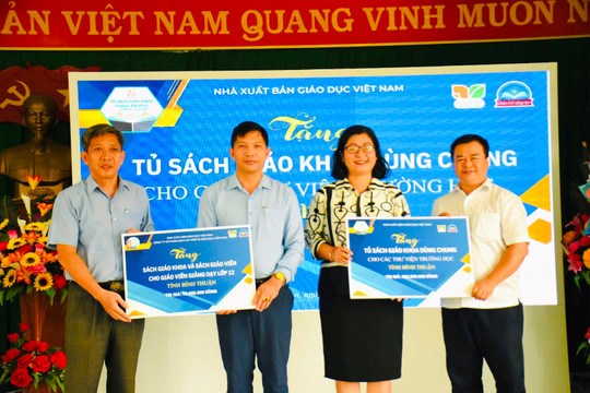 
Nhà xuất bản Giáo dục Việt Nam:
Trao tặng tỉnh Bình Thuận 30 tủ sách giáo khoa và sách giáo viên