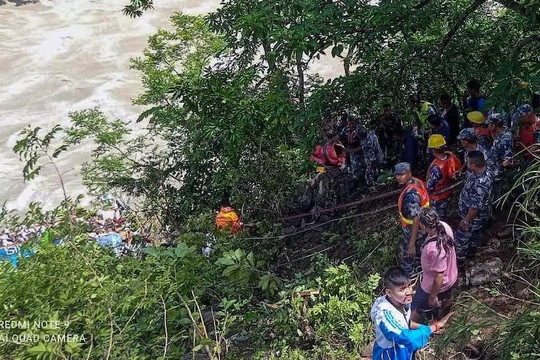 Số người thiệt mạng trong vụ xe khách lao xuống sông ở Nepal tăng mạnh