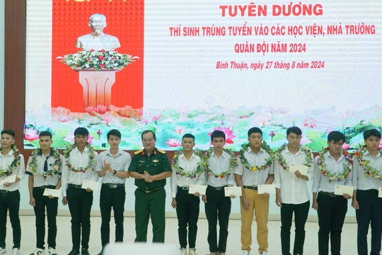 Tuyên dương 55 thí sinh trúng tuyển vào học viện, nhà trường Quân đội