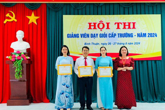 
Công nhận và trao giấy chứng nhận giảng viên dạy giỏi Trường Chính trị tỉnh