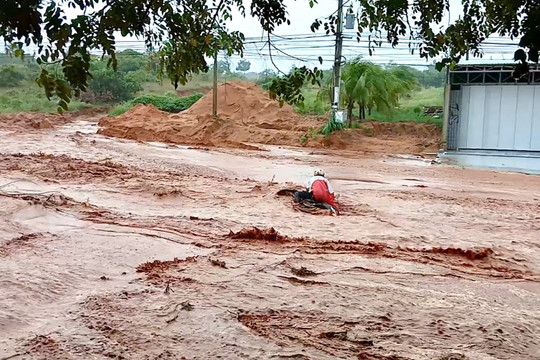 Phan Thiết: Cát tràn xuống đường khi mưa lớn