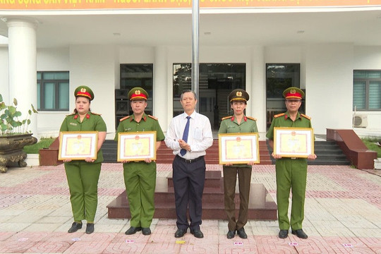  Khen thưởng nhiều tập thể, cá nhân trong công tác phòng, chống tội phạm