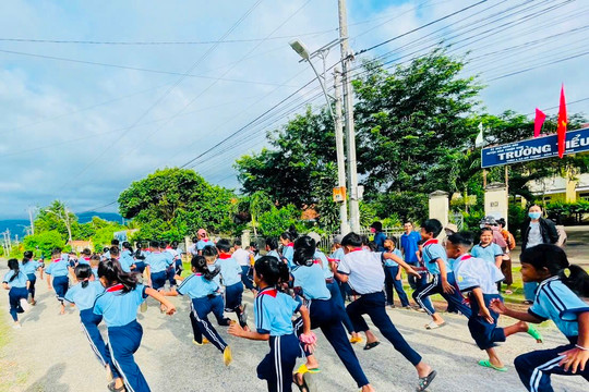 
"Ngày hội Việt dã" gây quỹ học bổng cho học sinh nghèo hiếu học