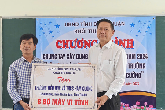 
Trao máy vi tính cho Trường TH và THCS Hàm Cường