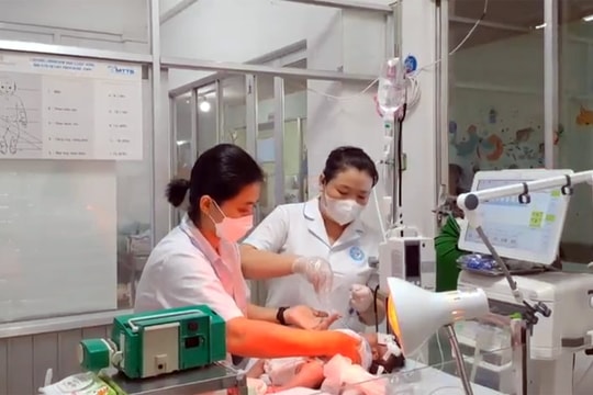 Cấp cứu, điều trị thành công sơ sinh sốc nhiễm khuẩn nặng