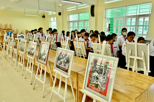 Triển lãm ảnh chuyên đề “Cuộc đời và sự nghiệp của Chủ tịch Hồ Chí Minh vĩ đại”