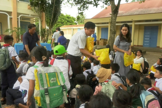 Tặng quà Trung thu cho các em học sinh đồng bào dân tộc thiểu số xã La Ngâu