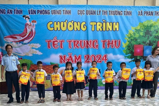 300 phần quà trung thu cho học sinh xã Phan Thanh