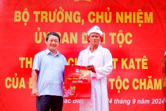 Bộ trưởng, Chủ nhiệm Ủy ban Dân tộc thăm, chúc mừng tết Ka tê 2024 đồng bào Chăm Bình Thuận